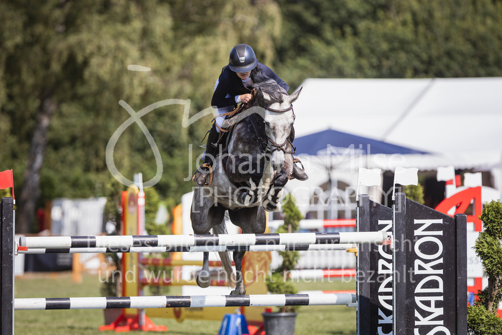 240720_LC_M2-Spr-428 | Deine schönsten Turniermomente als professionelle Fotos! Entdecke hochwertige Pferdesport-Fotografie im Online-Shop. Jetzt Fotos finden & bestellen!