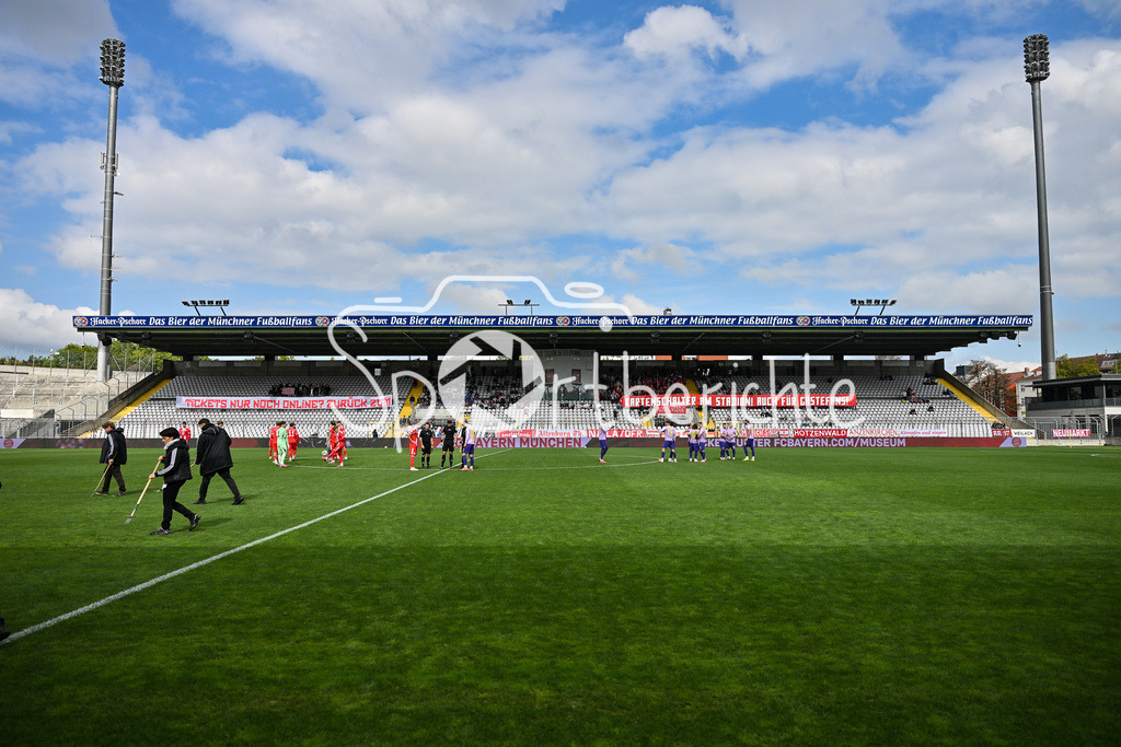 FC Bayern Amateure - FC Würzburger Kickers | Die Fans der Bayern Amateure haben eine Choreo vorbereitet zu Spielbeginn / Regionalliga Bayern: FC Bayern Amateure - FC Würzburger Kickers; Grünwalder Stadion am 27.09.2025