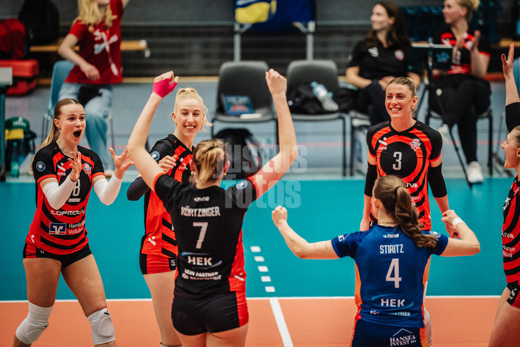 Volleyball | Frauen | Saison 2025/2026 | Volleyball Bundesliga | ETV Hamburger Volksbank Volleys vs. VC Wiesbaden | 14.03.2026 | ETV jubelt, v.l. Zoe Konjer (#8, ETV Hamburger Volksbank Volleys), Anna Hartig (#5, ETV Hamburger Volksbank Volleys), Leonie Körtzinger (#7, ETV Hamburger Volksbank Volleys), Sarah Stiriz (#4, ETV Hamburger Volksbank Volleys), Lina Köster (#3, ETV Hamburger Volksbank Volleys) und Fiona Dittmann (#14, ETV Hamburger Volksbank Volleys)
