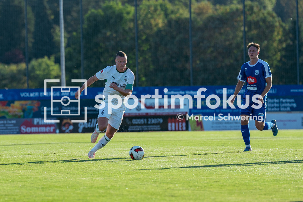 SSVg Velbert 02 – Borussia Mönchengladbach | Nico Elvedi (Borussia Mönchengladbach) am Ball. Testspiel zwischen der SSVg Velbert 02 und Borussia Mönchengladbach in Velbert, 12.08.2026. Endstand: 0:8. sportimfokus / Marcel Schwering - Realisiert mit Pictrs.com