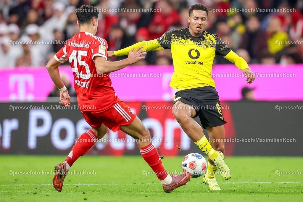 FCB18102501098 | 18.10.2025, Fußball, FC Bayern München - Borussia Dortmund, 1. Fußball Bundesliga, 7. Spieltag, Allianz Arena, Saison 2025 2026: Aleksandar Pavlovic (FC Bayern Muenchen #45) im Zweikampf gegen  Felix Nmecha (BVB #08) DFB regulations prohibit any use of photographs as image sequences and or quasi-video.