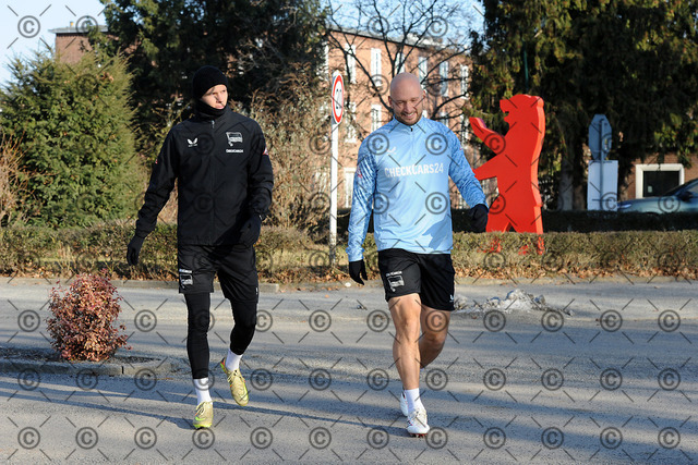 RGE_8495b | Hertha BSC, 2.Bundesliga, Herren, Training, Saison 2025/26, von li. Luca Schuler ( Hertha BSC ), Toni Leistner ( Hertha BSC ), Dienstag 20.01. 2026    Fotograf:   Ralf Gebhardt - Realisiert mit Pictrs.com