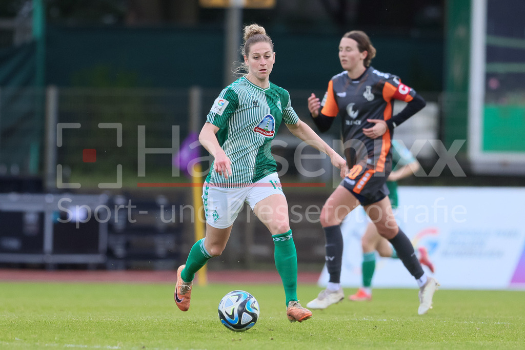 Fussball, Google Pixel Frauen-Bundesliga, SV Werder Bremen - MSV Duisburg | v.li.: Saskia Matheis (SV Werder Bremen, 19) am Ball, Einzelbild, Ganzkörper, Aktion, Action, Spielszene, DIE DFB-RICHTLINIEN UNTERSAGEN JEGLICHE NUTZUNG VON FOTOS ALS SEQUENZBILDER UND/ODER VIDEOÄHNLICHE FOTOSTRECKEN. DFB REGULATIONS PROHIBIT ANY USE OF PHOTOGRAPHS AS IMAGE SEQUENCES AND/OR QUASI-VIDEO.