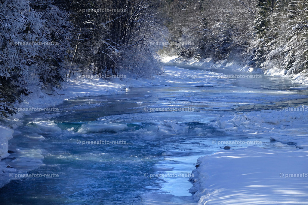 welltvi-Lechfluss-Winter_24Jan2019-Stockach_DSC2229 | Info aus dem Bezirk Reutte/Ausserfern Tirol sowie eine umfangreiche Bilddatenbank über die gesamte Region: Lechtal, Talkessel Reutte, Tannheimertal, Zwischentoren. Lech, Plansee, Zugspitze, Grenztunnel, B179, Fernpassstraße, Verkehr, Lawinen, Tradition, - Realisiert mit Pictrs.com