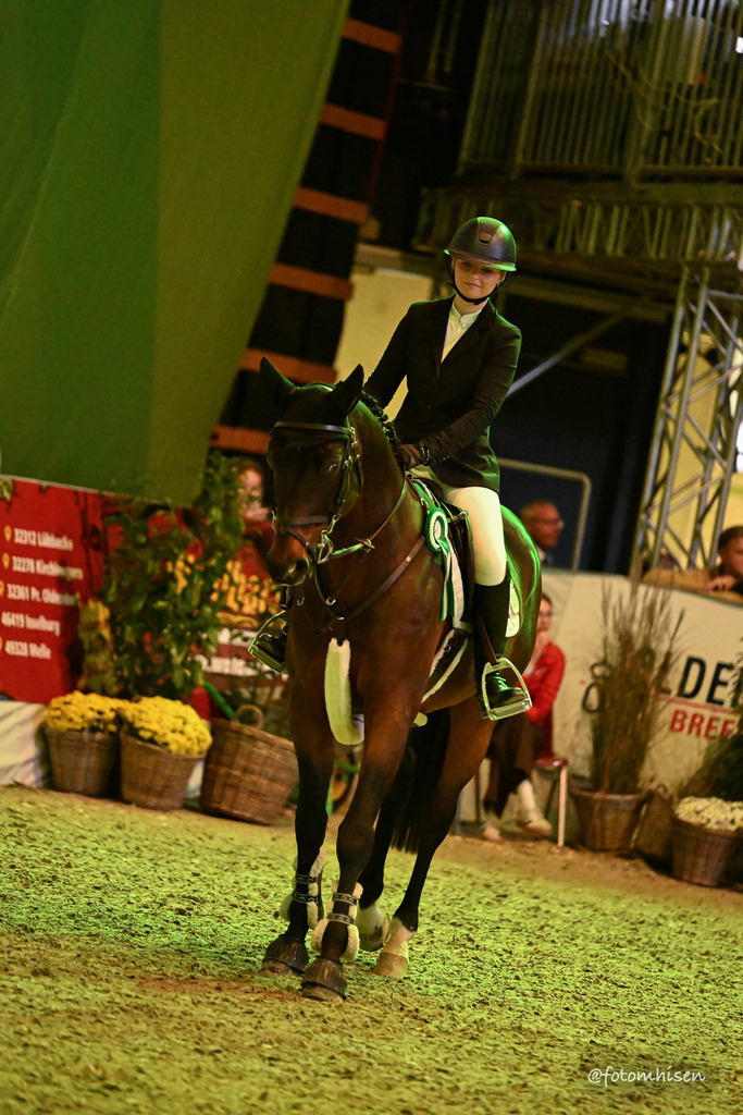 021125-19-280 | Foto Mhisen Pferdefotografie#, Reitturnier Frankfurt#  #Dressur und Springen
#Profi Pferdefotograf Reitturnier Fotograf 
#Sport Horses Photographer 
#equestrain photographer - Realisiert mit Pictrs.com