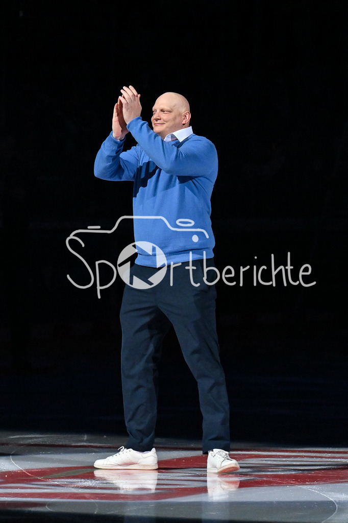 Adler Mannheim - Augsburger Panther | MANNHEIM, DEUTSCHLAND - 25. FEBRUAR: Im Bild Denis REUL, dessen Rückennummer 29 heute von den Adlern unters Dach gezogen wird / Einzelfoto / Freisteller vor dem Match zwischen den Adler Mannheim und den Augsburger Panthern am 45. Spieltag der Penny DEL in der SAP Arena / Ehrung