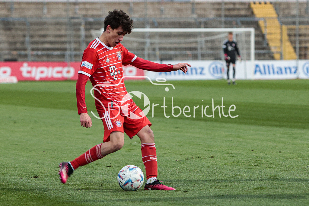 FC Bayern Amateure - FC Augsburg II | Younes AITAMER (FCB #17) am Ball / Einzelfoto / Freisteller
