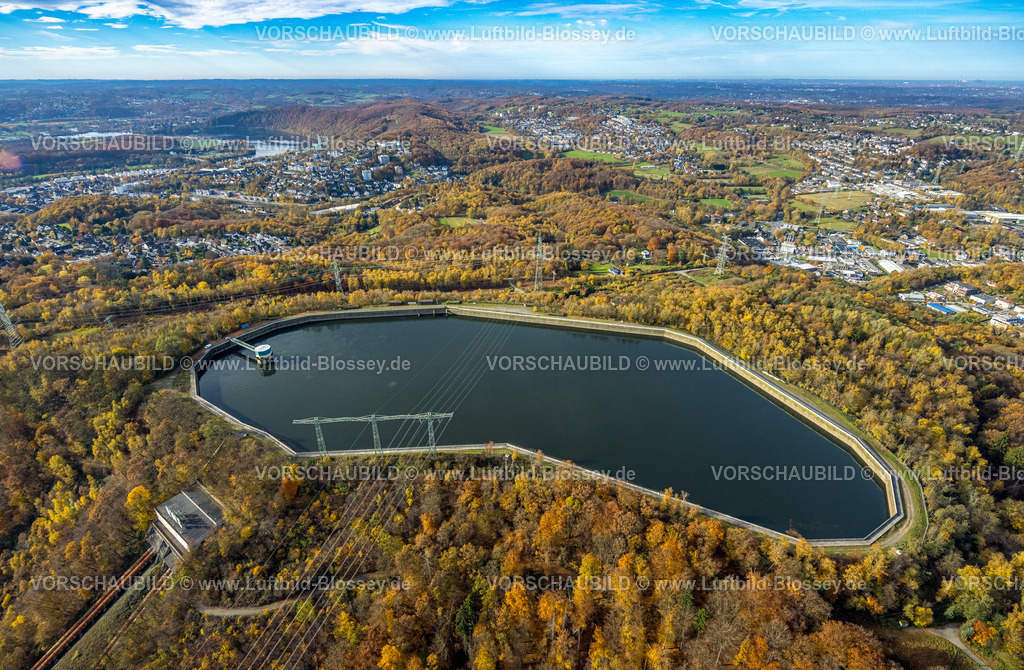 Hagen251100648 | Luftbild, Koepchenwerk Hochspeicherbecken am Hengsteysee und herbstliche Bäume, Herdecke, Ruhrgebiet, Nordrhein-Westfalen, Deutschland