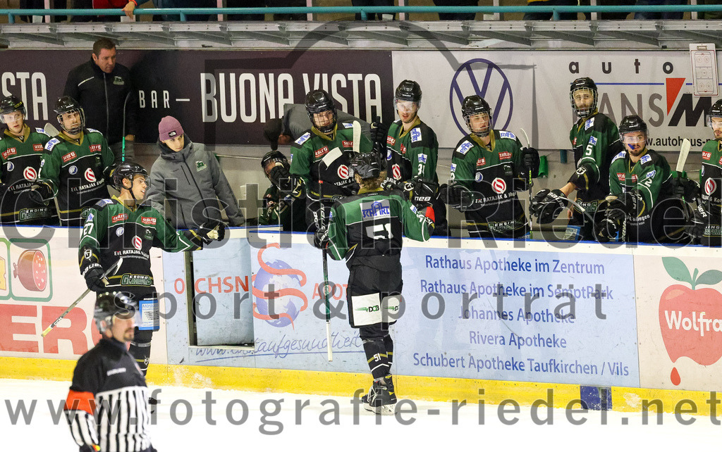 2022-09-30_046_TSV_Erding_gegen_EV_Dingolfing | Erding, Deutschland, 30.09.2022:
Eishockey, Bayernliga 2022 / 2023, Testspiel, TSV Erding gegen EV Dingolfing, Endergebnis: 3:4

Mark Waldhausen (Erding Gladiators, #27), Ryan Murphy (Erding Gladiators, #51), Bastian Cramer (Erding Gladiators, #34), Christoph Furtner (Erding Gladiators, #22), Florian Zimmermann (Erding Gladiators, #5), Leon Abstreiter (Erding Gladiators, #72)

Foto: Christian Riedel / fotografie-riedel.net