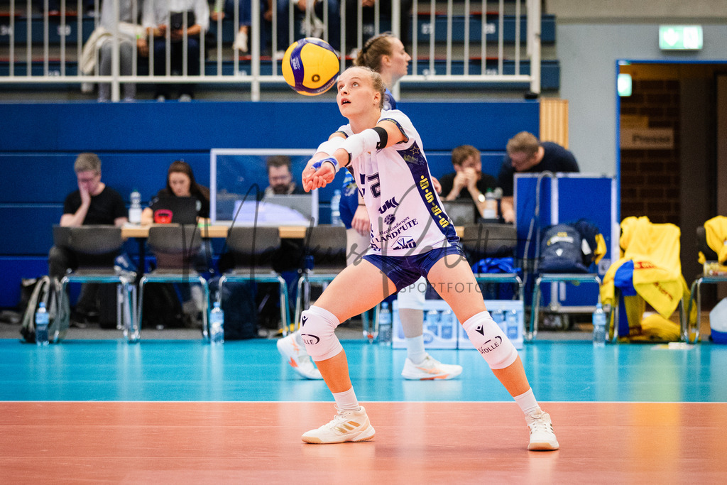 Volleyball, 1. Bundesliga Frauen, Hauptrunde, 1. Spieltag, Saison 2025/2026: USC Münster - SSC Palmberg Schwerin | 1. Bundesliga Frauen, Hauptrunde, 1. Spieltag, Saison 2025/2026, USC Münster empfängt SSC Palmberg Schwerin in der Sporthalle Berg Fidel in Münster. Foto: sportfotografie.ms | Markus Paletta - Realisiert mit Pictrs.com