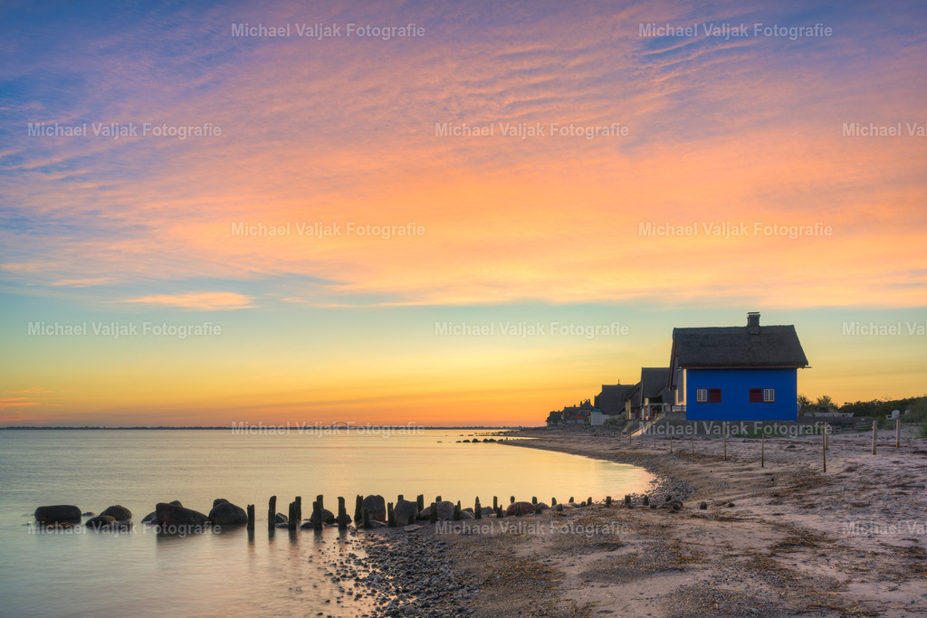 Häuser am Meer in Heiligenhafen | Sonnenaufgang bei den Häusern am Meer in Heiligenhafen Graswarder. - Realisiert mit Pictrs.com