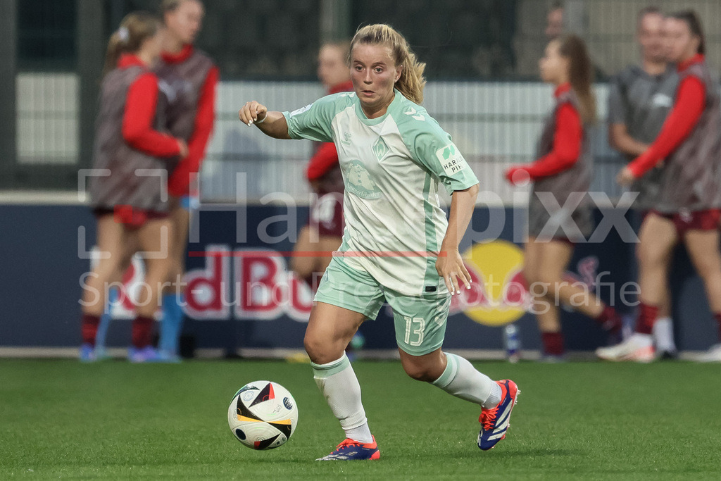 Fussball, Google Pixel Frauen-Bundesliga, RB Leipzig - SV Werder Bremen | v.li.: Ricarda Walkling (SV Werder Bremen, 13) am Ball, Einzelbild, Ganzkörper, Aktion, Action, Spielszene, DIE DFB-RICHTLINIEN UNTERSAGEN JEGLICHE NUTZUNG VON FOTOS ALS SEQUENZBILDER UND/ODER VIDEOÄHNLICHE FOTOSTRECKEN. DFB REGULATIONS PROHIBIT ANY USE OF PHOTOGRAPHS AS IMAGE SEQUENCES AND/OR QUASI-VIDEO.