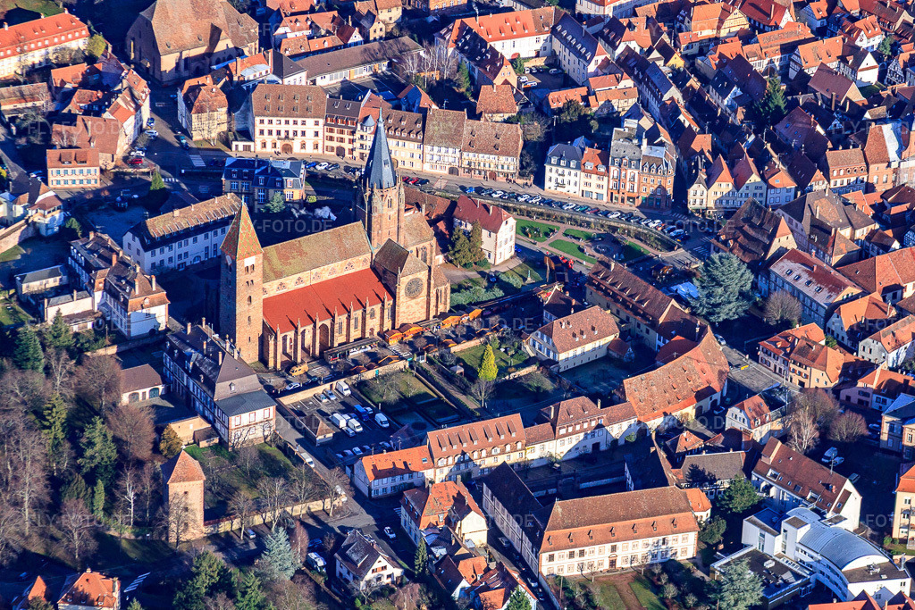 Luftbild: Abbatiale Saint Pierre et Paul von Südwesten in Wissembourg im Bundesland Bas-Rhin in Frankreich. – Foto: IMG_48425.jpg vom 11.12.2011 durch Werner Riehm/FLY-FOTO.de – Auflösung des Originals: 4752 x 3168 px – Paroisse de Wissembourg