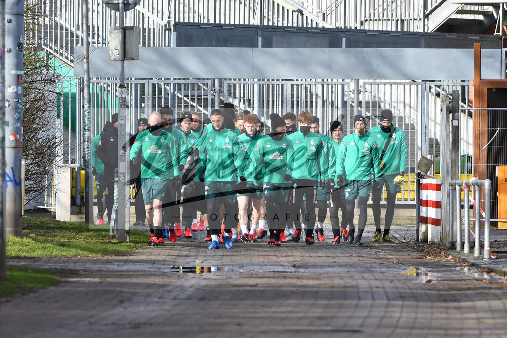 20200212_TRASVW_0034 | Fussball, Herren: . Die Spieler vom SV Werder Bremen waehrend der Trainingseinheit des SV Werder Bremen auf dem wohninvest Weserstadion Trainingsplatz am 12.02.2020 in Bremen, Deutschland. - Realisiert mit Pictrs.com