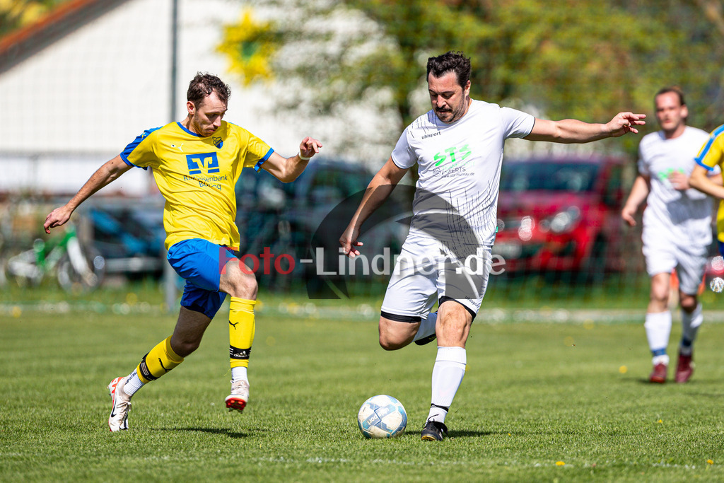 SC Böbing vs SG SV Eberfing/SV Söchering | Abstiegs Qualifikationsrunde A-Klasse Gruppe P, SC Böbing vs SG SV Eberfing/SV Söchering, 20240414,
Duell zwischen David KEßLER (SCB 10) und Philip KNECHT (SVES 5),
2024-04-14 in Böbing (Sportplatz Böbing)
10 David KEßLER (SCB 10), 5 Philip KNECHT (SVES 5)
Copyright: WolfgangxLindner foto-lindner.de