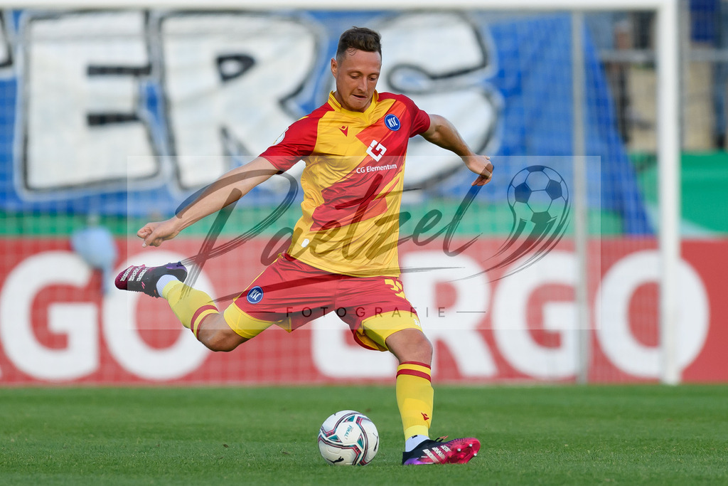 LOTKSC20210809_225 | Fussball, Herren: Robin Bormuth (Karlsruher SC) in Aktion, am Ball, Einzelaktion beim Spiel der 1. Runde im DFB-Pokal zwischen SF Lotte und Karlsruher SC im Stadion am Lotter Kreuz am 09.08.2021 in Lotte, Deutschland.DFB / DFL REGULATIONS PROHIBIT ANY USE OF PHOTOGRAPHS AS IMAGE SEQUENCES AND/OR QUASI-VIDEO. - Realisiert mit Pictrs.com