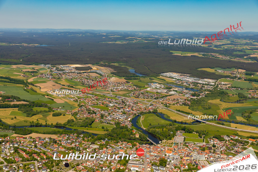 Das Luftbild zeigt : Mitterdorf Roding - Die Luftaufnahme wurde 2024 vom UL-Flugzeug aus erstellt ( keine Drohne ) - Hochauflösende Luftaufnahme - Für grossformatige Ausdrucke geeignet. Die Geschenkidee !Mit Lizenz und Bildrechte bestellbar