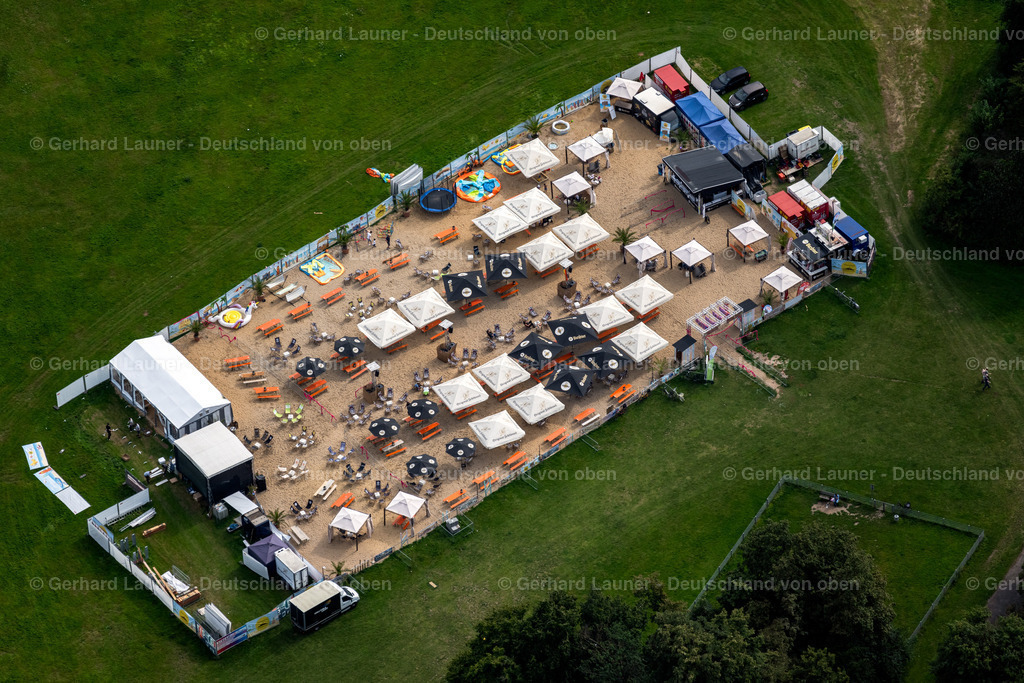4049652 | DüSSELDORF 24.08.2021 Tische und Sitzbänke der Freiluft- Gaststätten Beach- Club auf der Engländerwiese im Ortsteil Stockum in Düsseldorf im Ruhrgebiet im Bundesland Nordrhein-Westfalen, Deutschland. // Tables and benches of open-air restaurants Beach- Club on the Englaenderwiese in the district Stockum in Duesseldorf at Ruhrgebiet in the state North Rhine-Westphalia, Germany. Foto: Gerhard Launer