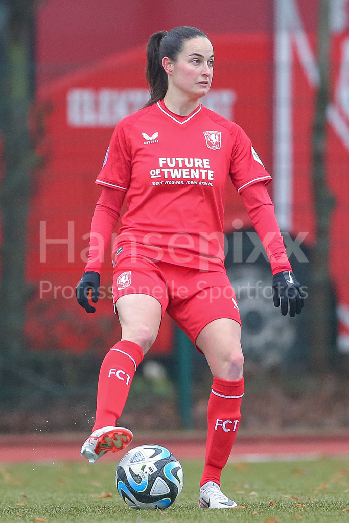 Fussball, Testspiel Frauen, SV Werder Bremen - FC Twente Enschede | v.li.: Caitlin Dijkstra (FC Twente Vrouwen, 4) am Ball, Freisteller, Einzelbild, Ganzkörper, Aktion, Action, Spielszene