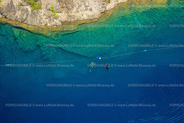 Brilon240503922 | Luftbild, See im Berg, kreisrunder Steinbruchsee, Tauchgewässer bestehend nur aus Regenwasser, Taucher bei der Ausbildung, Messinghausen, Brilon, Sauerland, Nordrhein-Westfalen, Deutschland
