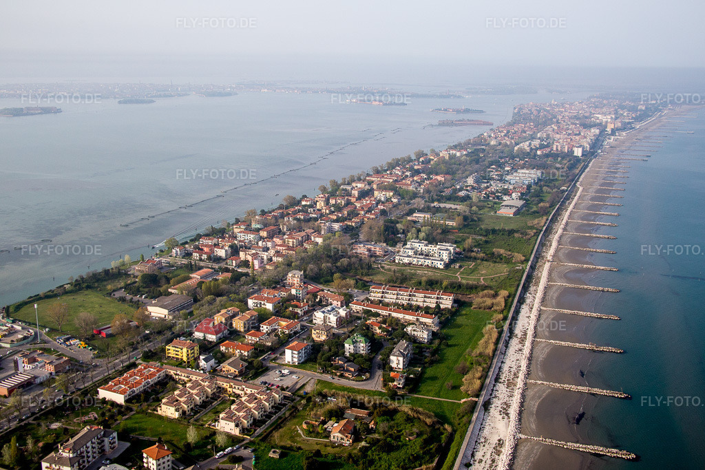 Luftbild: Ortsansicht in Malamocco im Bundesland Venetien in Italien. – Foto: IMG_087487.jpg vom 06.04.2016 durch Werner Riehm/FLY-FOTO.de – Auflösung des Originals: 5411 x 3607 px
