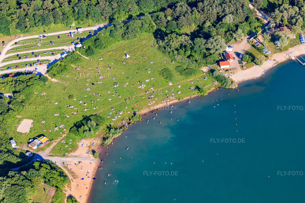Luftbild: Mit Badgästen übersähte Liegewiese am Epplesee im Ortsteil Silberstreifen in Rheinstetten im Bundesland Baden-Württemberg in Deutschland. – Foto: IMG_57937.jpg vom 16.06.2013 durch Werner Riehm/FLY-FOTO.de – Auflösung des Originals: 4752 x 3168 px – Sitemap - rheinstetten.de