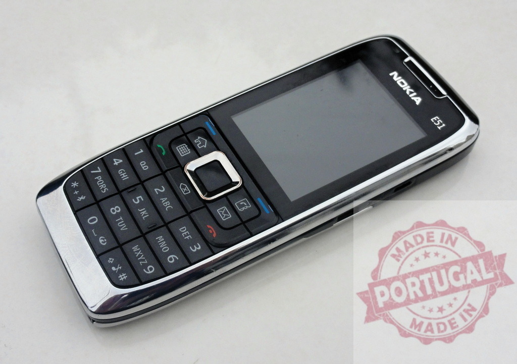 Nokia E51 mobile phone showing keypad and screen | Classic Nokia E51 business mobile phone lying on a white surface - Realisiert mit Pictrs.com