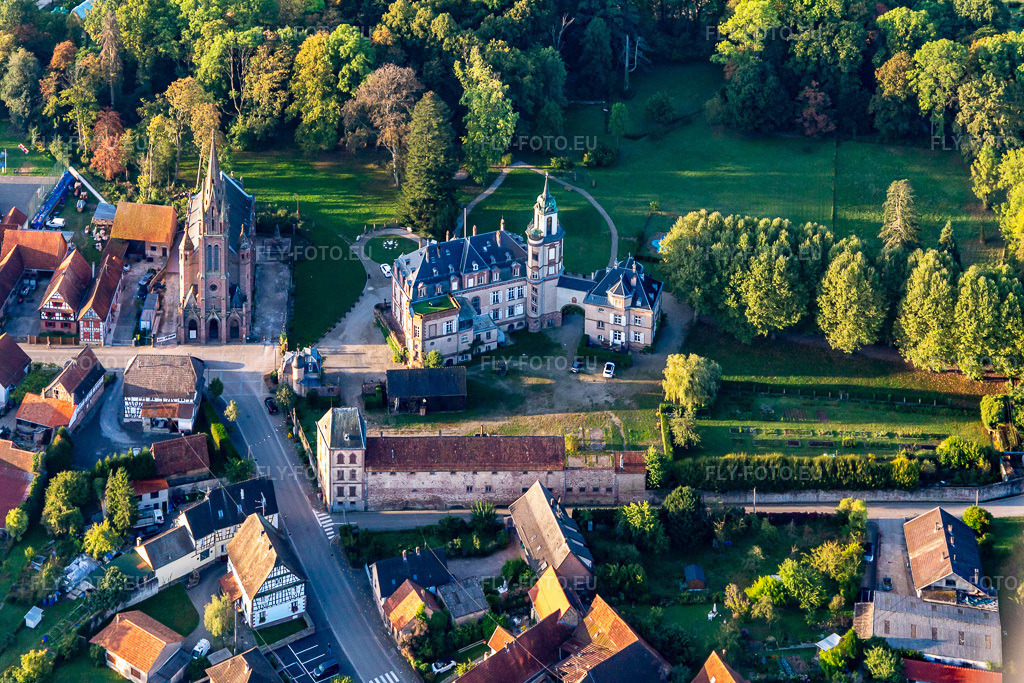 Vue aérienne: Château de Froeschwiller à Frœschwiller dans le département Bas Rhin, France. Photo: IMG_139171.jpg prise le 01/10/2023 par Werner Riehm/FLY-FOTO.euRésolution de l'original: 4817 x 3211 px