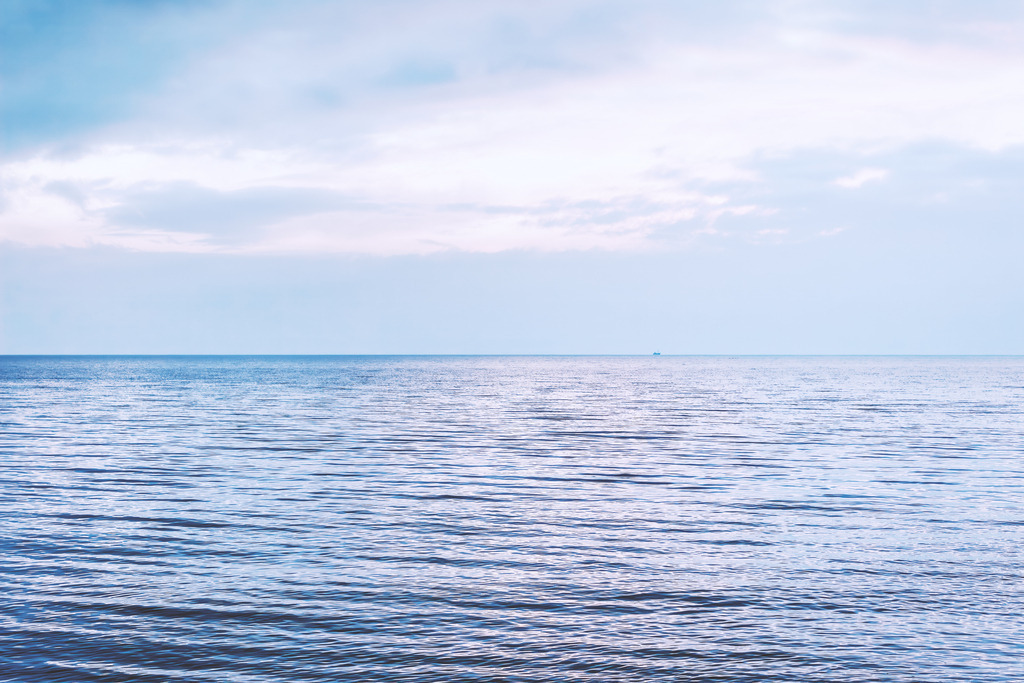 Wandbild: Weite See vor Damp – Horizontruhe an der Ostsee | Dieses maritime Wandbild aus Damp zeigt die stille Weite der Ostsee, deren sanfte Wasserbewegung das weiche Licht des Himmels aufnimmt. Die ruhigen Farbtöne und der klare Horizont verleihen dem Motiv eine minimalistische, beruhigende Atmosphäre, wie sie typisch für die Küstenlandschaft rund um Damp ist. Die Aufnahme transportiert die besondere Ruhe des Meeres und eignet sich für Räume, die nordische Gelassenheit, maritime Klarheit und eine offene, weite Stimmung ausstrahlen sollen.