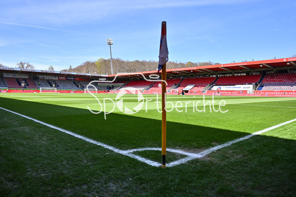1. FC Heidenheim - FC Bayern München | Die Voith Arena vor dem Anpfiff der Bundesliga Partie zwischen dem 1. FC Heidenheim und dem FC Bayern Muenchen / Flutlicht / Anzeigetafel / Symbolbild / Bundesliga: 1. FC Heidenheim - FC Bayern Muenchen, Voith Arena am 19.04.2025