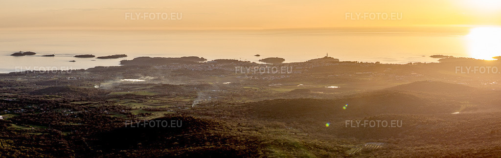 Vue aérienne: Panorama à Kanfanar dans le département Gespanschaft Istrien, Croatie. Photo: IMG_106149-Pano.jpg prise le 13/04/2018 par Werner Riehm/FLY-FOTO.eu – Résolution de l'original: 10852 x 3422 px