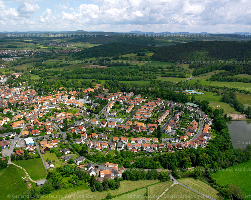 2615638 | SCHLITZ 09.06.2006 Wohngebiet einer Einfamilienhaus- Siedlung  in Schlitz im Bundesland Hessen, Deutschland // Single-family residential area of settlement  in Schlitz in the state Hesse, Germany Foto: Gerhard Launer