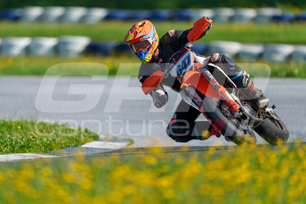 SuperMoto_Staatsmeisterschaft_Greinbach_115 | GRIPcapture steht für authentische Sportfotografie in Österreich – für Momente, die mehr sind als Geschwindigkeit oder Ergebnis. Es geht um Emotion, Spannung, Fokus und den Augenblick, der oft nur einen Wimpernschlag dauert.Ob Motorsport, Teamsport oder 