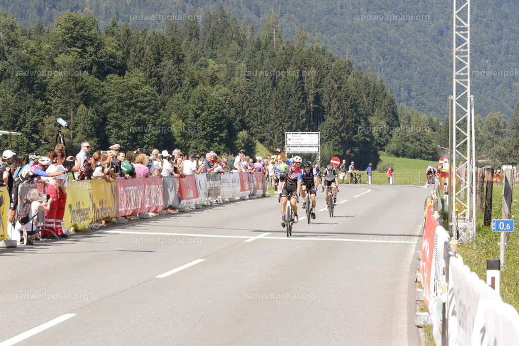 1048_20230817_Bewerb_Maenner_Muehlanger | AUT - OESTERREICH, 2023-08-16: SPORT RENNRAD-FAHREN - 55. INTERNATIONALER RADWELTPOKAL IN ST. JOHANN IN TIROL  - Vintage-Radrennen mit WM-Bronze-Medaillen-Siegerin Christina Schweinberger, den Teilnehmer und Alexander Baumann (vom Orginastions-Team) - TAG 2 BEWERB MAENNER IN SECHS GRUPPEN  ; Foto: Roland Muehlanger
