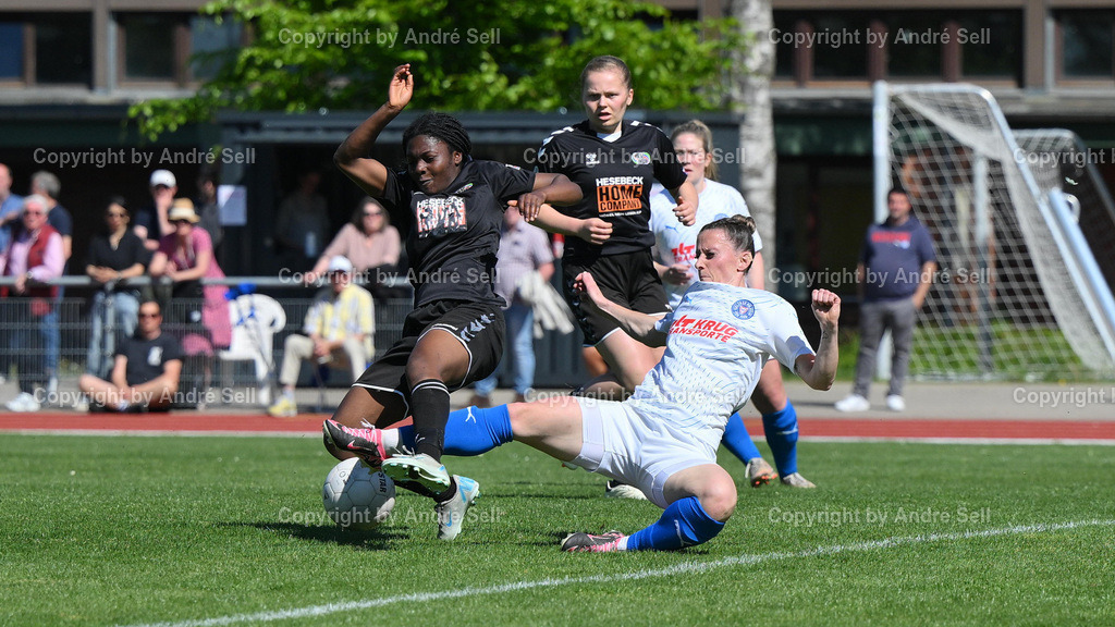 SV Henstedt-Ulzburg vs Holstein Kiel | Dissy Ragouena (SVHU #14) / Sandra Krohn (Holstein #16) / Fußball-Regionalliga Nord Frauen 2024/2025 / 21. Spieltag, SV Henstedt-Ulzburg vs Holstein Kiel / Beckersberg A-Platz / Henstedt-Ulzburg / 11.05.25 - Realisiert mit Pictrs.com