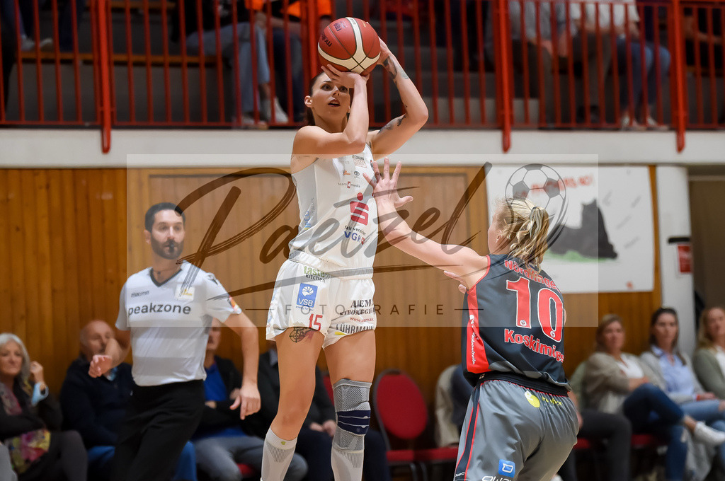PANNOE20211010_017 | Basketball, Frauen: Milica Cuic (GiroLive-Panthers Osnabrueck) und Elina Koskimies (Eigner Angels Noerdlingen) im Zweikampf beim Spiel der Toyota DBBL zwischen GiroLive-Panthers Osnabrueck und Eigner Angels Noerdlingen im datos – home of the panthers am 10.10.2021 in Osnabrueck, Deutschland. - Realisiert mit Pictrs.com