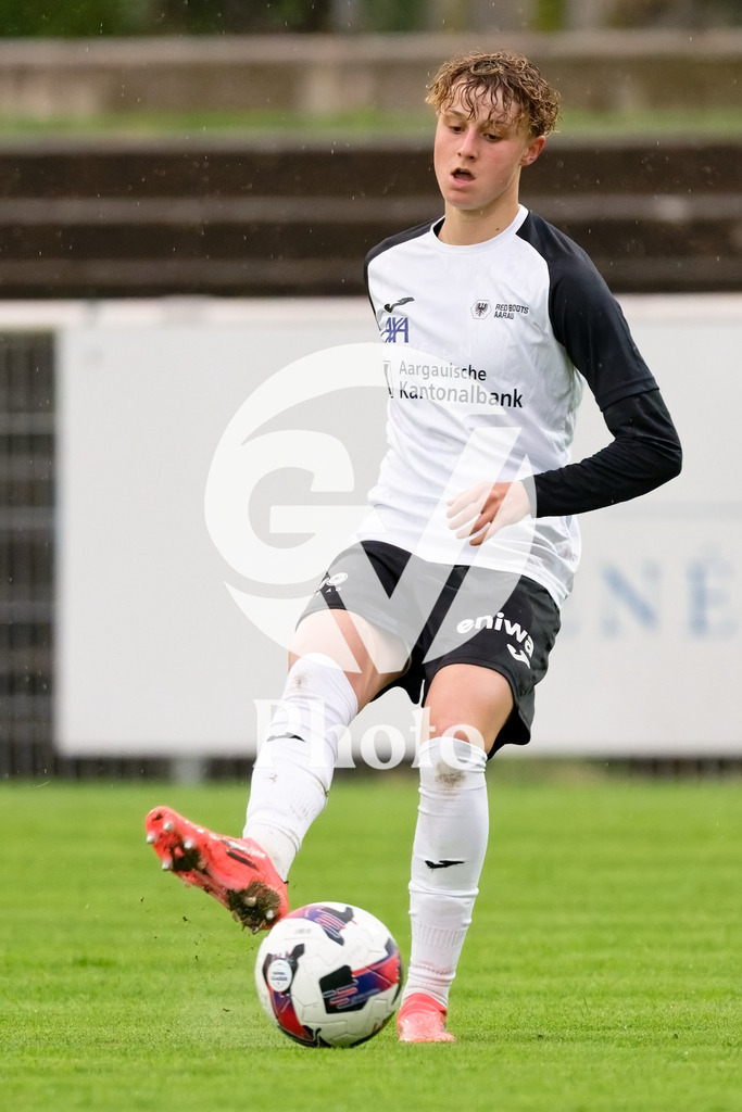 DZ9_4743_c | Switzerland: AXA Womens Super League 2025/26, Servette FC Chenois Feminin vs FC Aarau Frauen - Stade des Trois-Chene, Chene-Bourge: Andrea Jaggi (4 FC Aarau Frauen) passes the ball 