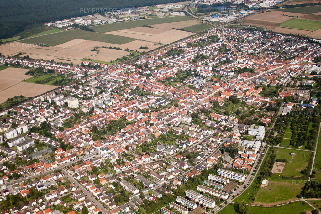 Luftbild: Ortsansicht der Straßen und Häuser der Wohngebiete im Ortsteil Blankenloch in Stutensee im Bundesland Baden-Württemberg in Deutschland. Foto: IMG_33445.jpg vom 05.09.2010 durch Werner Riehm/FLY-FOTO.de