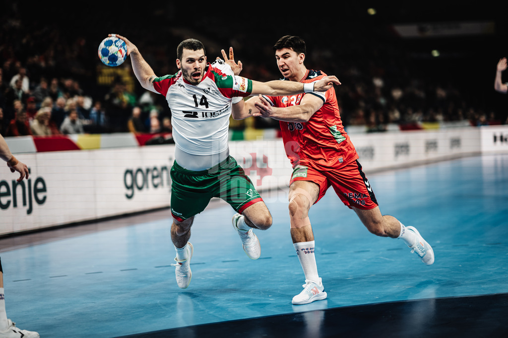 Handball | Herren | EHF EURO 2024 | European Championshop Men 2024 Final Tournament | Norwege vs. Portugal | 17.01.2023 | Diogo Rema Marques (#14, Portugal, POR) links und Simen Ulstad Lyse (#43, Norwegen, NOR) rechts