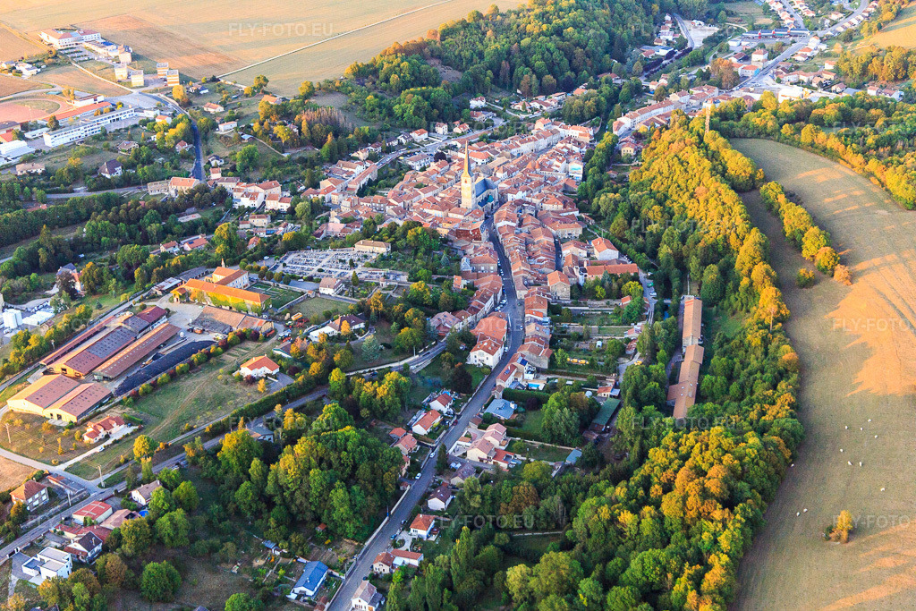 Vue aérienne: Vue de la ville depuis le sud-ouest à Vézelise dans le département Meurthe et Moselle, France – .Photo: IMG_117957.jpg prise le 14/09/2019 par Werner Riehm/FLY-FOTO.eu – Résolution de l'original: 5472 x 3648 px