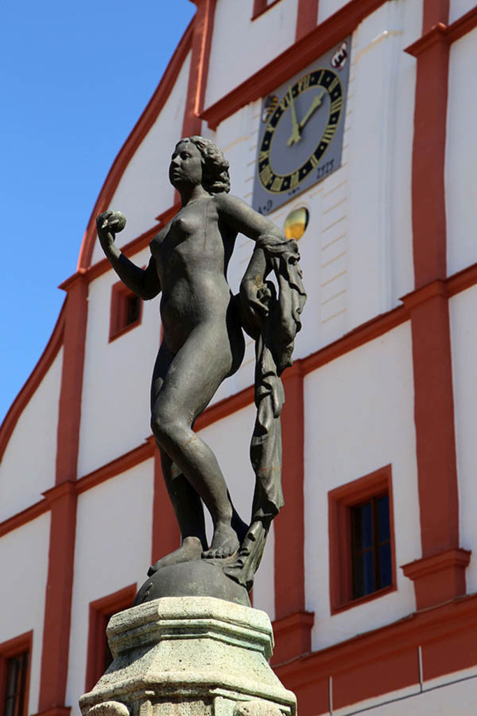 Grimma - Eva-Brunnen vor dem Rathaus | Entdecke über 20 Kategorien Leipzig-Motive: Foto-Downloads, hochwertige Poster, Leinwand- & Fine-Art-Prints. Jetzt Lieblingsfoto im Bildlexikon Leipzig Shop bestellen!