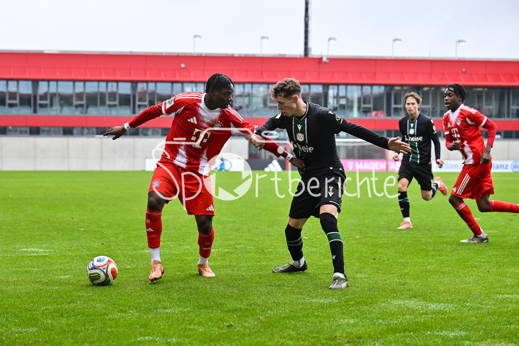 FC Bayern München - Hannover 96 | MUNICH, GERMANY - 15. FEBRUARY: im Duell Uzorchukwu EGWUATU (FC Bayern München U19 13) und Max BERGER (Hannover 96 U19 2) während dem Spiel zwischen der U19 des FC Bayern München und der U19 von Hannover 96 am 2. Spieltag der Hauptrunde der U19-DFB-Nachwuchsliga am FC Bayern Campus