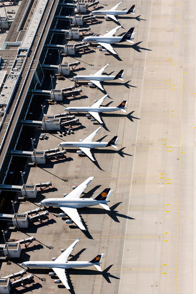 dr__0052175.jpg | MüNCHEN-FLUGHAFEN 23.04.2020 Parkende Flugzeuge der Lufthansa am Terminal, die aufgrund des Corona Lockdowns am Boden bleiben müssen, auf dem Gelände des Flughafen in München-Flughafen im Bundesland Bayern, Deutschland. // Dispatch building and terminals on the premises of the airport in Muenchen-Flughafen in the state Bavaria, Germany. Foto: Daniel Reiter