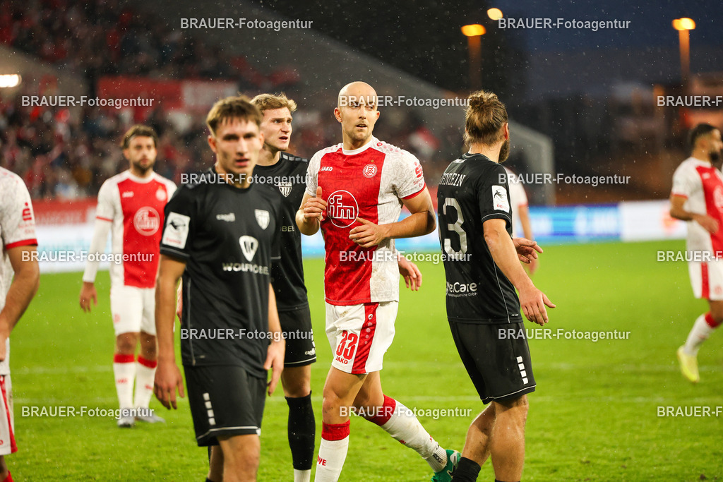 Rot-Weiss Essen - 1.Fc Schweinfurt | Essen, Deutschland, 02.11.2025 Tobias Kraulich  (Rot-Weiss Essen) schaut während des 3.Liga Spiels zwischen  Rot-Weiss Essen und 1.Fc Schweinfurt am 02.11.2025 im Stadion an der Hafenstraße in Essen. (Foto von Timo Bluhmki-Schmidt/Brauer Fotoagentur