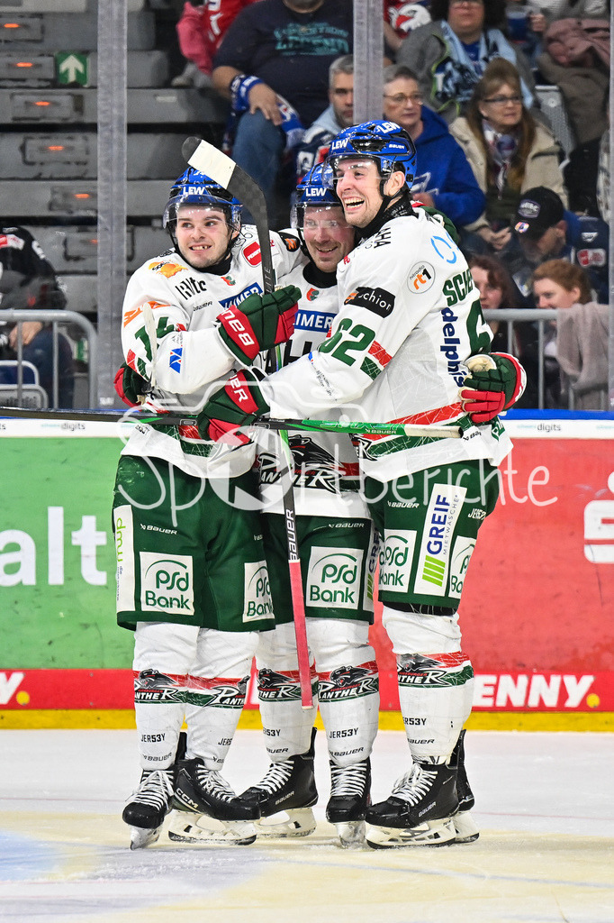 Adler Mannheim - Augsburger Panther | MANNHEIM, DEUTSCHLAND - 25. FEBRUAR: Jubel der Augsburger nach dem Siegtreffer zum 3-4 in der Verlängerung / Tor / Torschuetze / Freude / Happy während dem Match zwischen den Adler Mannheim und den Augsburger Panthern am 45. Spieltag der Penny DEL in der SAP Arena