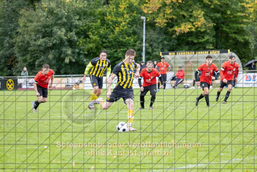 20251005_142132_0368 | Marius Raindl (TSV Ottenbach #15) beim Strafstoß zum 3:0TSV Ottenbach (gelb) vs. TV Birenbach (rot), Fussball, Kreisliga B8, Bezirk Neckar/Fils, 07. Spieltag, Saison 2025/2026, Rasenplatz, Rasensportplatz, Im Buchs, 73113 Ottenbach, 05.10.2025 - 13:00 Uhr,Foto: PhotoPeet-Sportfotografie/Peter Harich