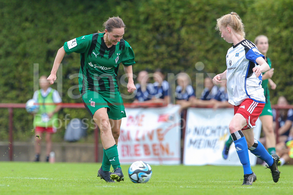 Fussball, 2. Frauen-Bundesliga, Hamburger SV - Borussia Möchengladbach | v.li.: Sarah Schmitz (Borussia Mönchengladbach, 9) und Jacueline Dönges (Hamburger SV, 21) im Zweikampf, Duell, Dynamik, Aktion, Action, Spielszene, DIE DFB-RICHTLINIEN UNTERSAGEN JEGLICHE NUTZUNG VON FOTOS ALS SEQUENZBILDER UND/ODER VIDEOÄHNLICHE FOTOSTRECKEN. DFB REGULATIONS PROHIBIT ANY USE OF PHOTOGRAPHS AS IMAGE SEQUENCES AND/OR QUASI-VIDEO.