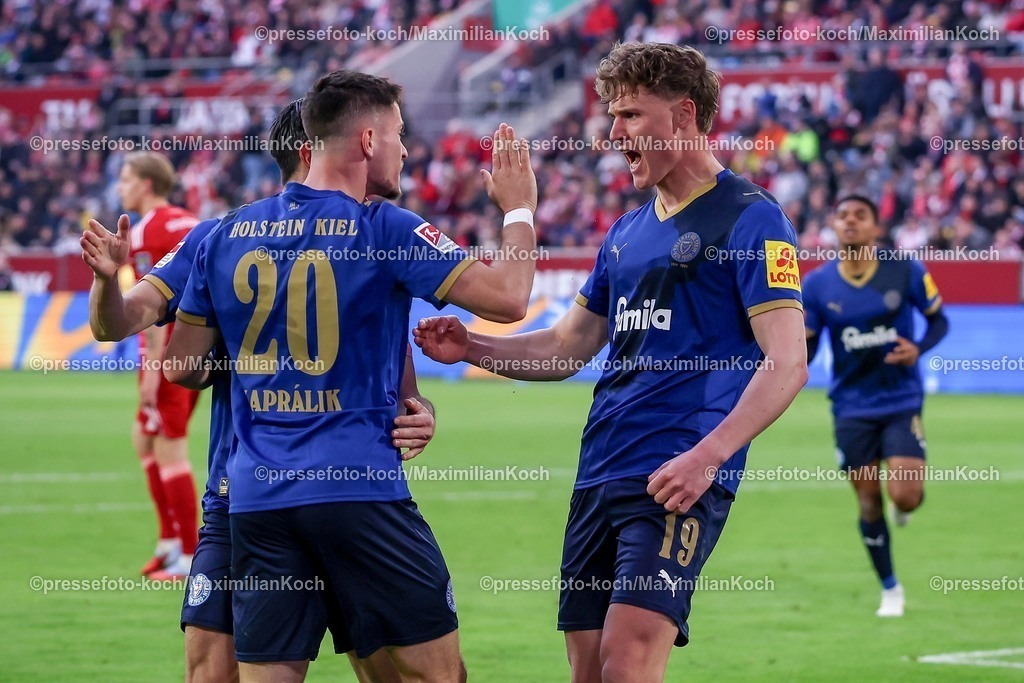 F9510042601110 | 10.04.2026, Fußball, Fortuna Düsseldorf - Holstein Kiel, 2. Fußball Bundesliga, Herren, Merkur Spiel-Arena, 29. Spieltag, Saison 2025 2026: Torjubel nach dem Tor zum 1:0 durch Torschütze Phil Harres&nbsp; (Holstein Kiel #19)  zusammen mit  Adrián Kaprálik&nbsp; (Holstein Kiel #20)   DFB regulations prohibit any use of photographs as image sequences and or quasi-video.