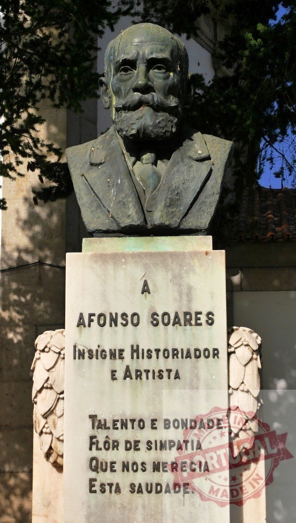 Bronze bust memorializing Portuguese historian and artist Afonso Soares | Bronze bust of Afonso Soares, Portuguese historian and artist, mounted on a stone pedestal - Realisiert mit Pictrs.com