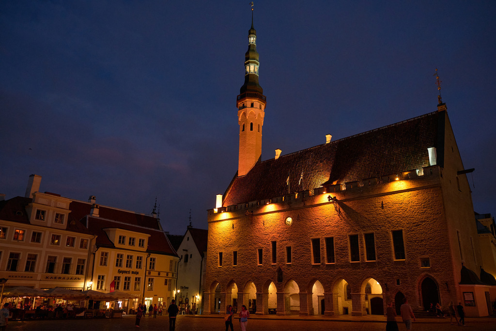Rathaus und Altstadt im Abendlicht | Tallinn, Estland - August 24, 2022: Rathaus und Altstadt im Abendlicht. - Realisiert mit Pictrs.com